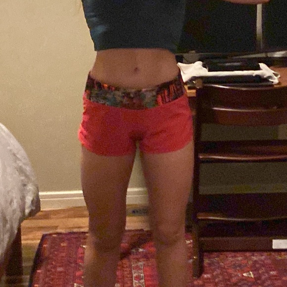 Lululemon Speed Up Short size 2 pink Fuchsia/zen garden multi like new condition - Picture 12 of 13